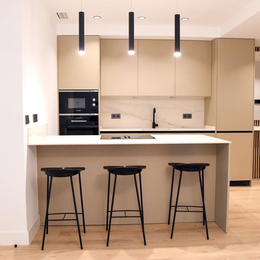Plaza Reyes Magos, 8, Barrio del Niño Jesús, Madrid — Salón-comedor con cocina integrada y luminosidad (2/8)