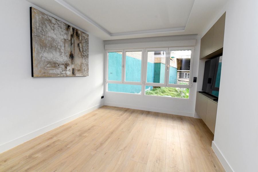 Plaza Reyes Magos, 8, Barrio del Niño Jesús, Madrid — Finca clásica con portero y ascensor (5/8)